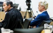 Advocaat Geert-Jan Knoops en PVV-leider Geert Wilders in het gerechtshof, waar het hof uitspraak doet in het minder-Marokkanen-proces. Wilders werd in 2016 schuldig verklaard aan groepsbelediging en het aanzetten tot discriminatie en ging in hoger beroep.