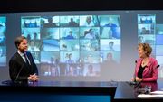 Premier Mark Rutte in gesprek met Ingrid Thijssen, voorzitter VNO-NCW tijdens een bijeenkomst over de miljoenennota. beeld ANP BART MAAT
