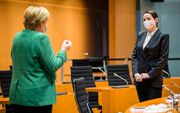 De Duitse bondskanselier Angela Merkel (l.) ontmoet de Wit-Russische oppositieleidster Sevtlana Tichanovskaya in Berlijn. beeld EPA