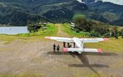 Vliegtuig van MAF bij bergdorp Ninia, in Papoea. beeld MAF International