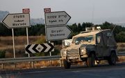 Het Israëlische leger patrouilleerde maandag bij grensdorp Ghajar, bij de grens van Israël en Libanon. beeld EPA, Atef Safadi