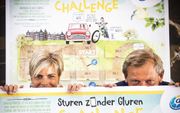 Prinses Laurentien en ANWB-hoofddirecteur Frits van Bruggen trappen de nieuwe campagne ‘Sturen zonder gluren’ af. beeld ANP