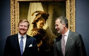 Koning Willem-Alexander en de Spaanse koning Felipe bij het schilderij De Vaandeldrager van Rembrandt in het Rijksmuseum. beeld ANP