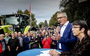 Boeren luisteren naar gedeputeerde Henk Jumelet en Commissaris van de Koning Jetta Klijnsma tijdens de protestactie bij het provinciehuis van Drenthe. Belangenbehartiger LTO Noord riep op tot de actie en eist een opschorting van de beleidsregels rond stik