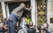 Boze boeren probeerden maandag het provinciehuis in Groningen binnen te dringen. beeld ANP, Siese Veenstra