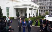 De Democratische voorzitter van het Huis van Afgevaardigden, Nancy Pelosi (m.) had woensdag een harde confrontatie met president Trump in het Witte Huis. beeld EPA