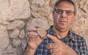 Prof. Yuval Gadot van de Tel Aviv Universiteit met de zegel. beeld Shai Halevy, Israëlische Oudheidkundige Dienst, IAA