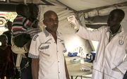 Gezondheidscontrole bij een grensovergang tussen Zuid-Sudan en Uganda, om verdere verspreiding van ebola te voorkomen, juni 2019. In Uganda werden in juni enkele gevallen van ebola geconstateerd bij reiziges die terugkeerden uit Congo. beeld AFP, Akuot Ch