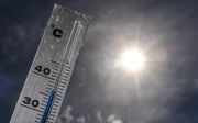 De thermometer geeft maandag rond de middag bijna 37 graden aan in het Noord-Franse Godewaarsvelde, bij Lille. beeld AFP