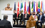Koningin Máxima houdt in toespraak in Osaka. Mohammed bin Salman (2e van rechts vooraan) luistert toe. beeld AFP