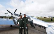 Twee Britse vliegeniers gaan met een 76 jaar oude Spitfire rond de wereld vliegen. Het zilveren toestel van Steve Brooks (L) en Matt Jones is nog gebruikt tijdens de Tweede Wereldoorlog. beeld AFP
