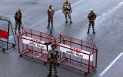 Indiase veiligheidstroepen houden wacht bij een wegblokkade in Kasjmir. Premier Modi wil onlusten voorkomen. beeld AFP, Rakesh Bakshi