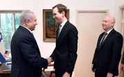 De Israëlische premier Benjamin Netanyahu (l.), Jared Kushner (m.) en Jason Greenblatt (r.). beeld AFP, Matty Stern