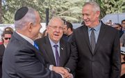 Premier Netanyahu (l.) en zijn rivaal Gantz (r.) ontmoetten elkaar donderdag voor het eerst na de verkiezingen in het openbaar. beeld AFP