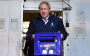 Boris Johnson op campagne als melkman. beeld AFP, Ben STANSALL