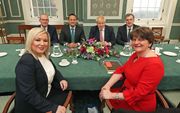 Vicepremier Michelle O'Neill (l.) en premier Arlene Foster (r.), met op de achtergrond de Ierse premier Varadkar en de Britse premier Johnson. beeld AFP, Liam McBurney