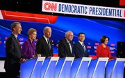 V.l.n.r.: Tom Steyer, Elizabeth Warren, Joe Biden, Bernie Sanders, Pete Buttigieg en Amy Klobuchar. beeld AFP