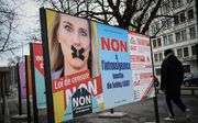 Campagne tegen de strafbaarstelling van homofobie in Geneve. beeld AFP, Fabrice Coffrini