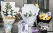 Bloemen voor de deze week aan corona overleden arts Li Wenliang. beeld AFP, China Out