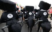 Joodse 'klaagmieren' tijdens de carnavalsoptocht in Aalst. beeld AFP
