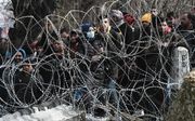 Migranten aan de grens tussen Turkije en Griekenland. beeld AFP