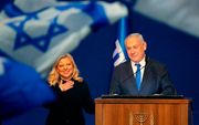 De Israëlische premier Benjamin Netanyahu en zijn vrouw Sara vierden maandagnacht de verkiezingsoverwinning van de Likudpartij. beeld AFP
