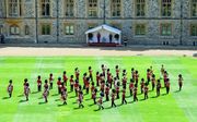 De Welsh Guards brengen in de zogenoemde quadrangle - vierhoek - een militair saluut ter gelegenheid van de officiële viering van de verjaardag van de 94-jarige Britse vorstin Elizabeth. beeld AFP