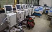 In een ziekenhuis in de Indiase stad Mumbai worden voorbereidingen getroffen voor de opname van coronapatiënten. beeld AFP