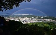 Een dubbele regenboog boven de San Giorgiobrug tijdens de openingsceremonie. beeld AFP