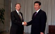 De Chinese president Xi Jinping schudt op deze archiefopname uit 2013 de hand van  Microsoft-baas  Bill Gates (l.). China's wereldwijde invloed is vooral merkbaar op het terrein van informatietechnologie, en daarover hebben met name de Amerikanen  zorgen.