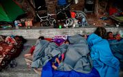 Een gezin slaapt op straat op het Griekse eiland Lesbos. beeld AFP
