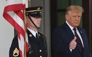 Trump ontvangt de deelnemers aan de ceremonie. beeld AFP