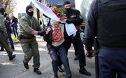 Activist Nina Baginskaya (73) wordt afgevoerd in Minsk. beeld AFP, TUT.BY