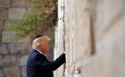 De Amerikaanse president Donald Trump bij de Klaagmuur in Jeruzalem, maandag. Beeld AFP