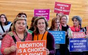 Pro-abortus demonstranten bij het Europees Parlement. beeld ANP