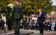 Koning Willem-Alexander in 2014 bij het Pools Monument in Driel. Rechts enkele Poolse veteranen die bij de herdenking aanwezig konden zijn. beeld ANP, Remko de Waal