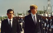 Een jonge Vajiralongkorn en een jonge Willem-Alexander in Bangkok, Thailand in 1987. beeld Hollandse Hoogte / EPA