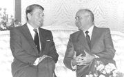 Sovjetleider Gorbatsjov (l.) en de Amerikaanse president Reagan beloofden elkaar eind jaren tachtig een reductie van kernwapens. Gorbatsjov is boos dat Amerika zich niet langer houdt aan die afspraken.   beeld AFP