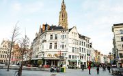 Straatbeeld van Antwerpen met links de Grote Markt, rechts de Oude Koornmarkt en op de achtergrond de Onze-Lieve-Vrouwekathedraal.  beeld ANP