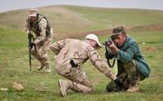 Een Nederlandse militair bezig met het trainen van Koerdische Peshmerga-strijders in Erbil, Irak. beeld ANP