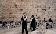 Gelovigen bezoeken de klaagmuur van de Joodse Tempel die op de Tempelberg in de oude stad Jeruzalem is gebouwd. beeld ANP