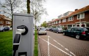 Een oplaadpunt voor elektrische auto's in Utrecht. Vooral in grote steden wordt elektrisch rijden gestimuleerd door parkeerplaatsen te koppelen aan oplaadpalen. beeld ANP, Robin van Lonkhuijsen