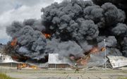 Zwarte rookwolken komen vrij bij een grote brand in een bedrijfsverzamelgebouw in Breda. De rookwolken werden veroorzaakt door het verbranden van isolatiemateriaal en dakbedekking. beeld ANP Jack Brekelmans