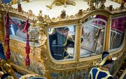 Koning Willem-Alexander zwaait naar het publiek vanuit de gouden koets op Prinsjesdag 2015. beeld ANP