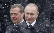 Russische premier Dmitri Medvedev (links) en Russische president Vladimir Poetin. beeld EPA