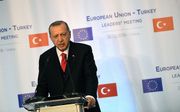„De EU moet Turkije treffen in de portemonnee, want dat is altijd een echt effectieve maatregel.” Foto: de Turkse presinent Erdogan tijdens een ontmoeting met Europese leiders, vorig jaar in Bulgarije. beeld EPA, Vassil Donev
