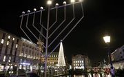 Een joodse kandelaar verlichtte in 218 het centrum van Hamburg. beeld EPA, Focke Strangmann