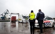 Politie en douane doen een drugsonderzoek in de haven van Oss. beeld ANP, Rob Engelaar