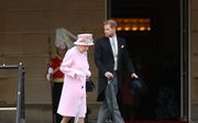 De Britse koningin Elizabeth en prins Harry. beeld AFP