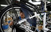 Een medewerker van een fietsfabriek in Taiwan. beeld AFP